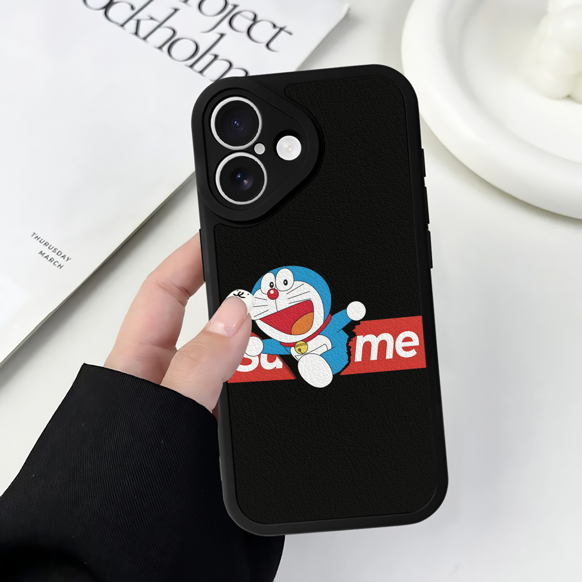 （画像用） ドラえもん Doraemon 【iPhone 16シリーズ対応】シリコンスマホケース（レザー調） 材質：シリコン